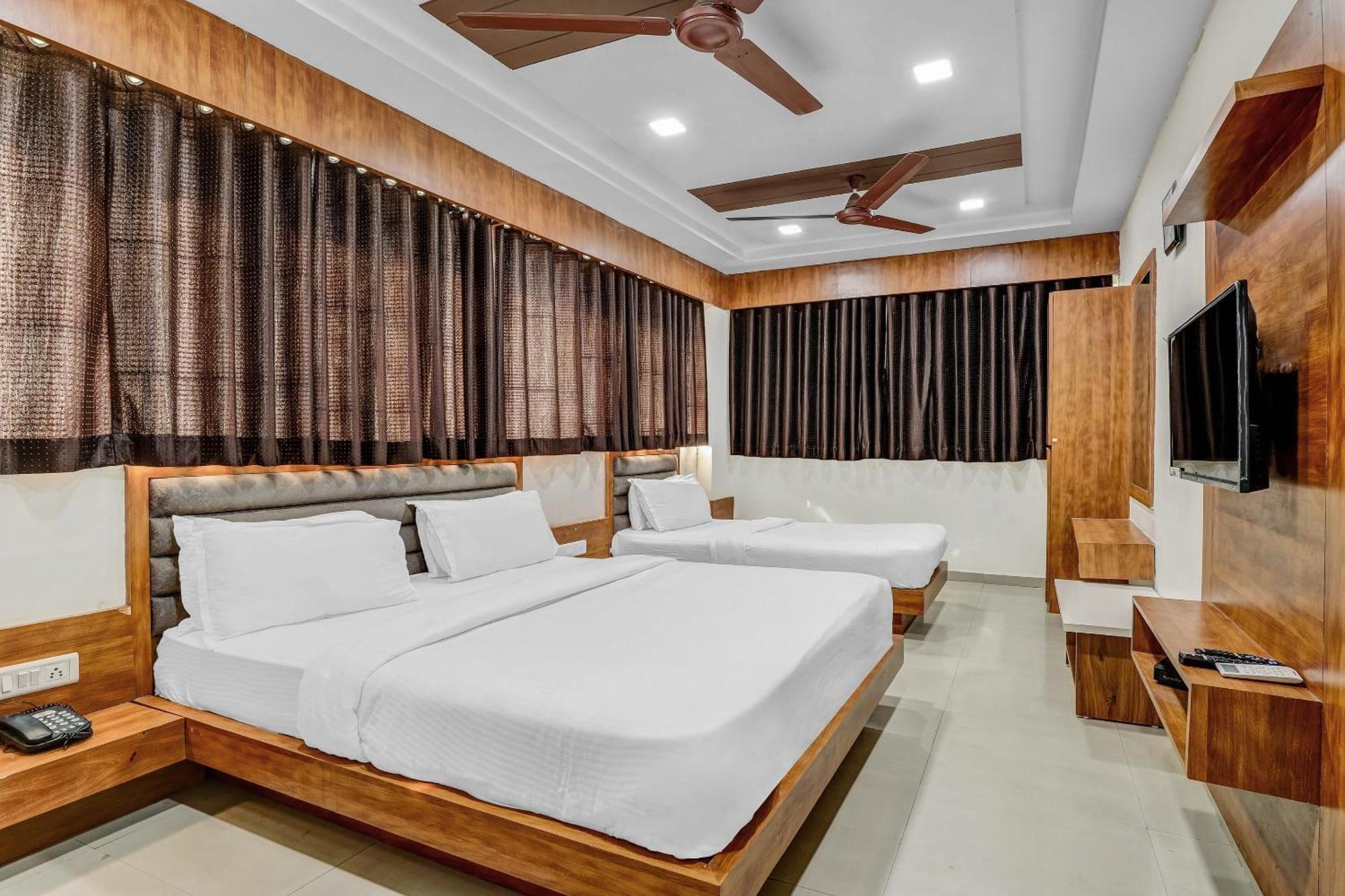 Capital O Maple View Hotel Naroda Bagian luar foto
