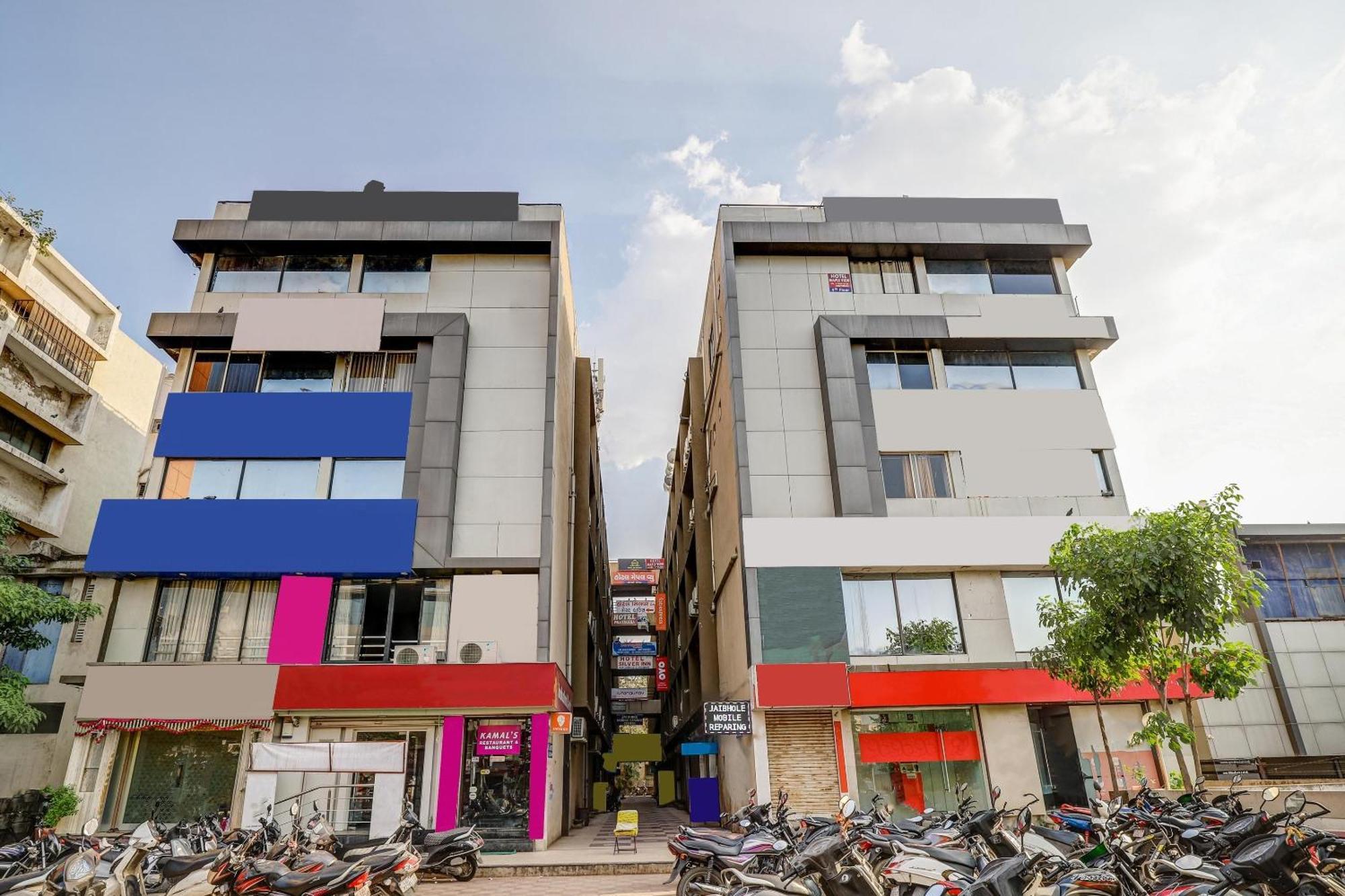 Capital O Maple View Hotel Naroda Bagian luar foto