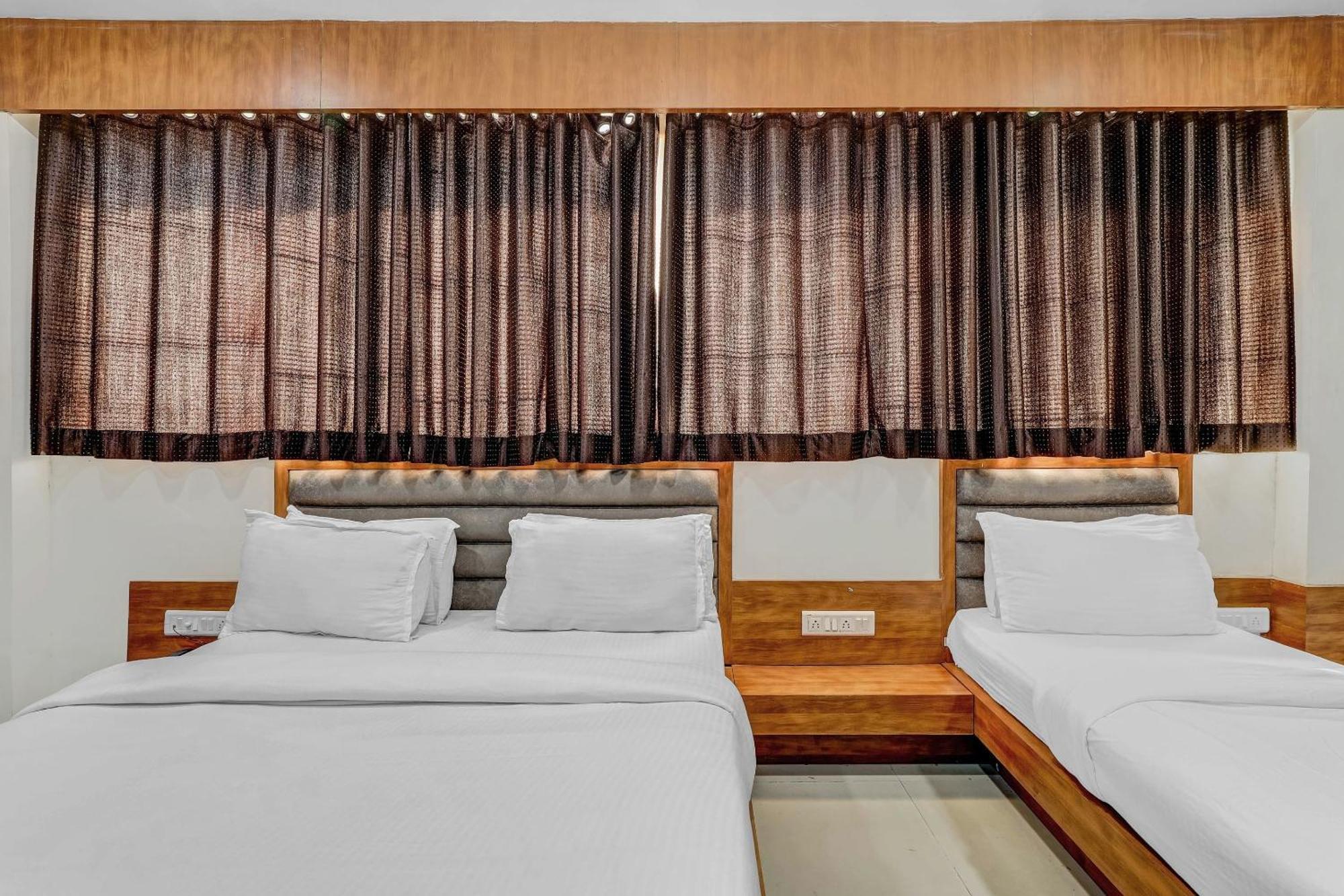 Capital O Maple View Hotel Naroda Bagian luar foto
