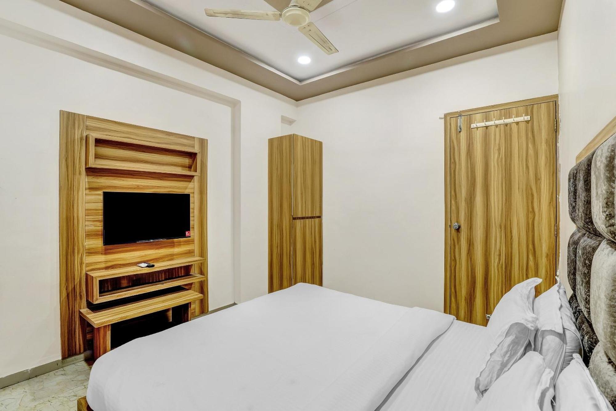 Capital O Maple View Hotel Naroda Bagian luar foto