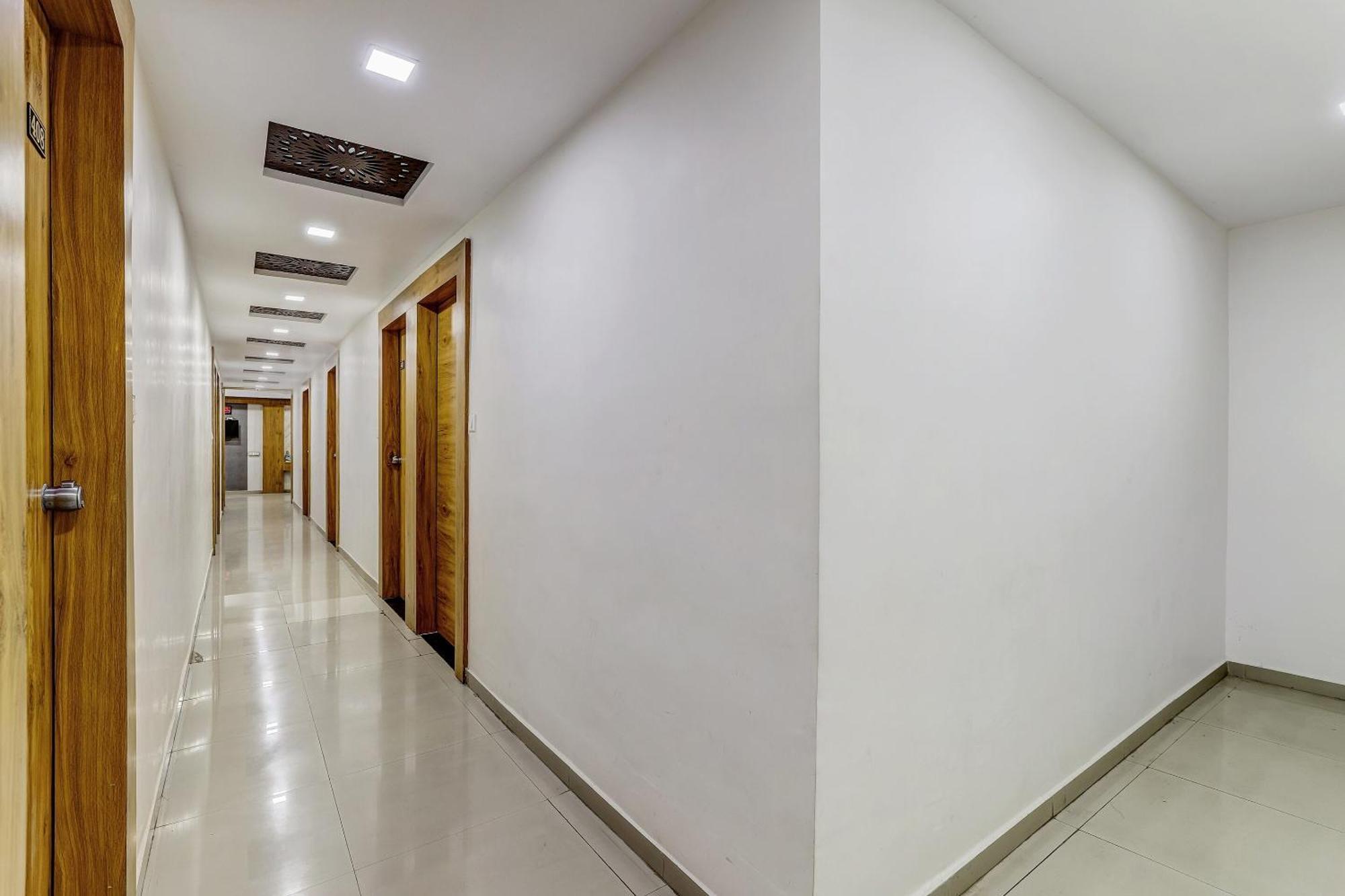 Capital O Maple View Hotel Naroda Bagian luar foto