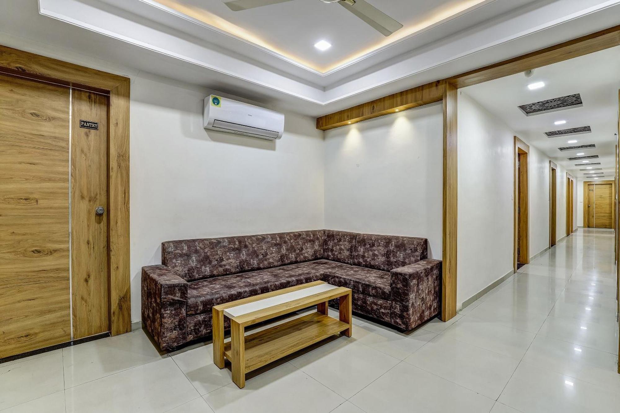 Capital O Maple View Hotel Naroda Bagian luar foto