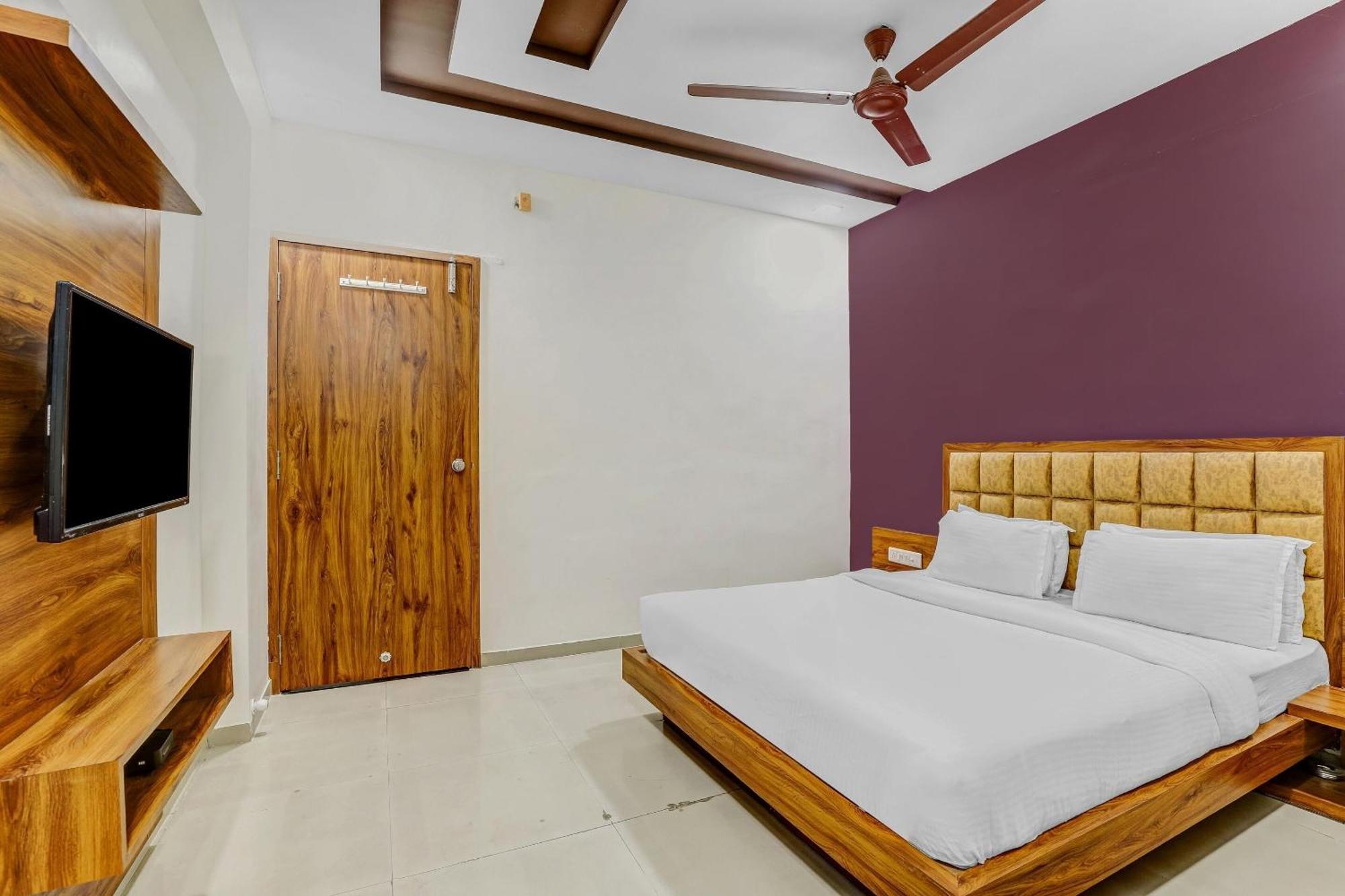 Capital O Maple View Hotel Naroda Bagian luar foto