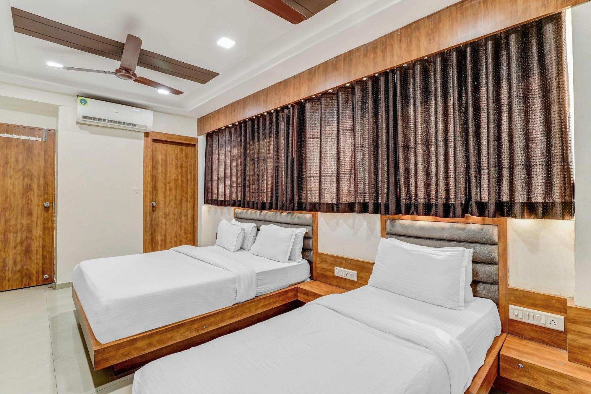 Capital O Maple View Hotel Naroda Bagian luar foto