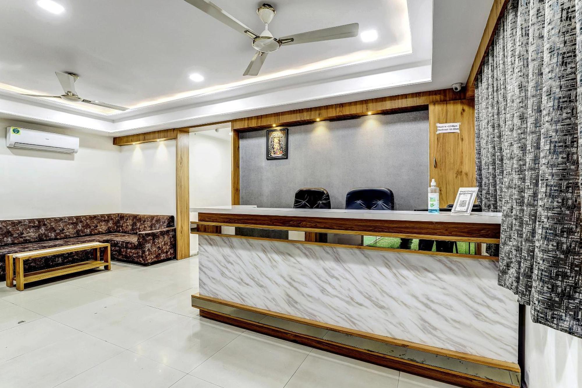 Capital O Maple View Hotel Naroda Bagian luar foto