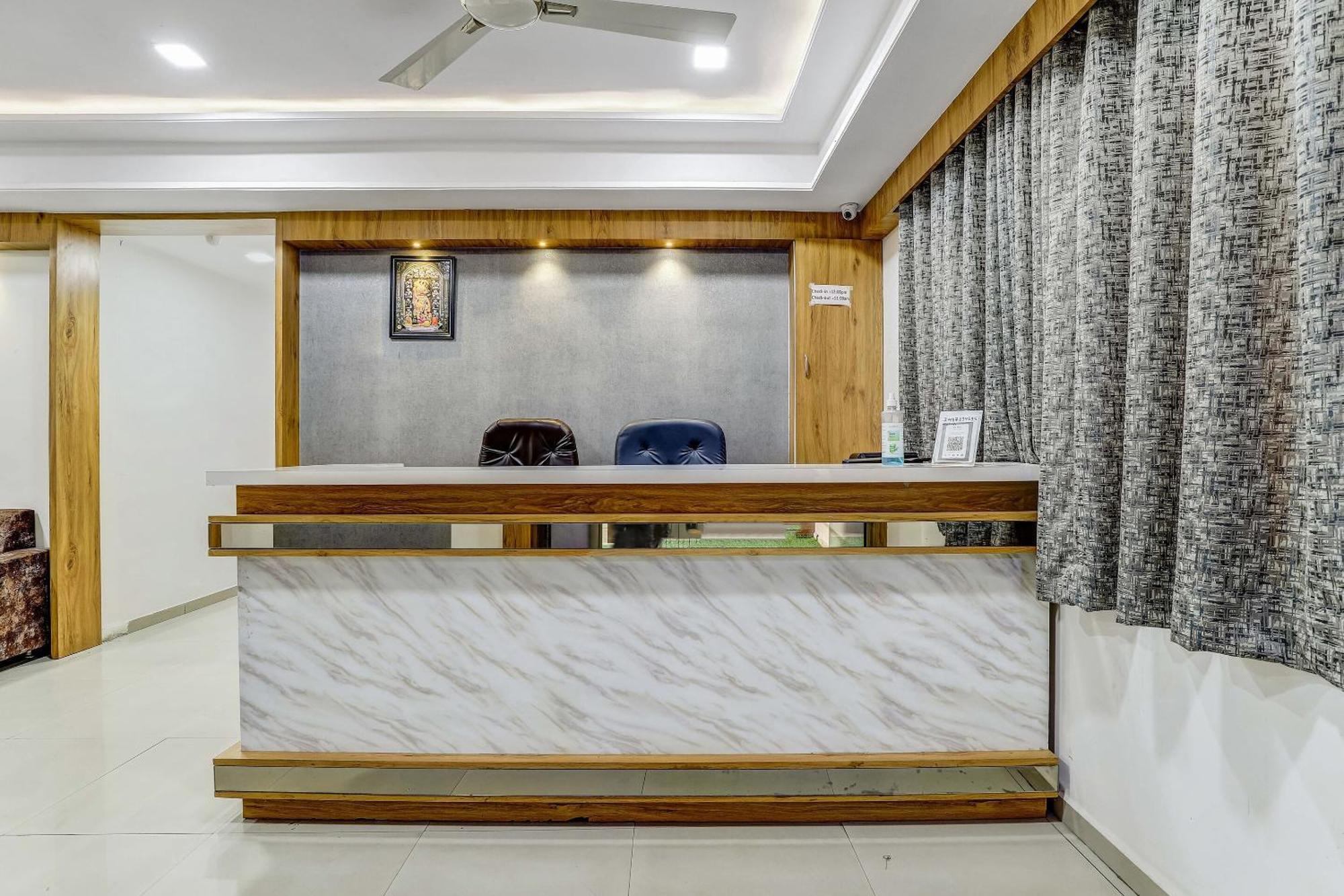 Capital O Maple View Hotel Naroda Bagian luar foto