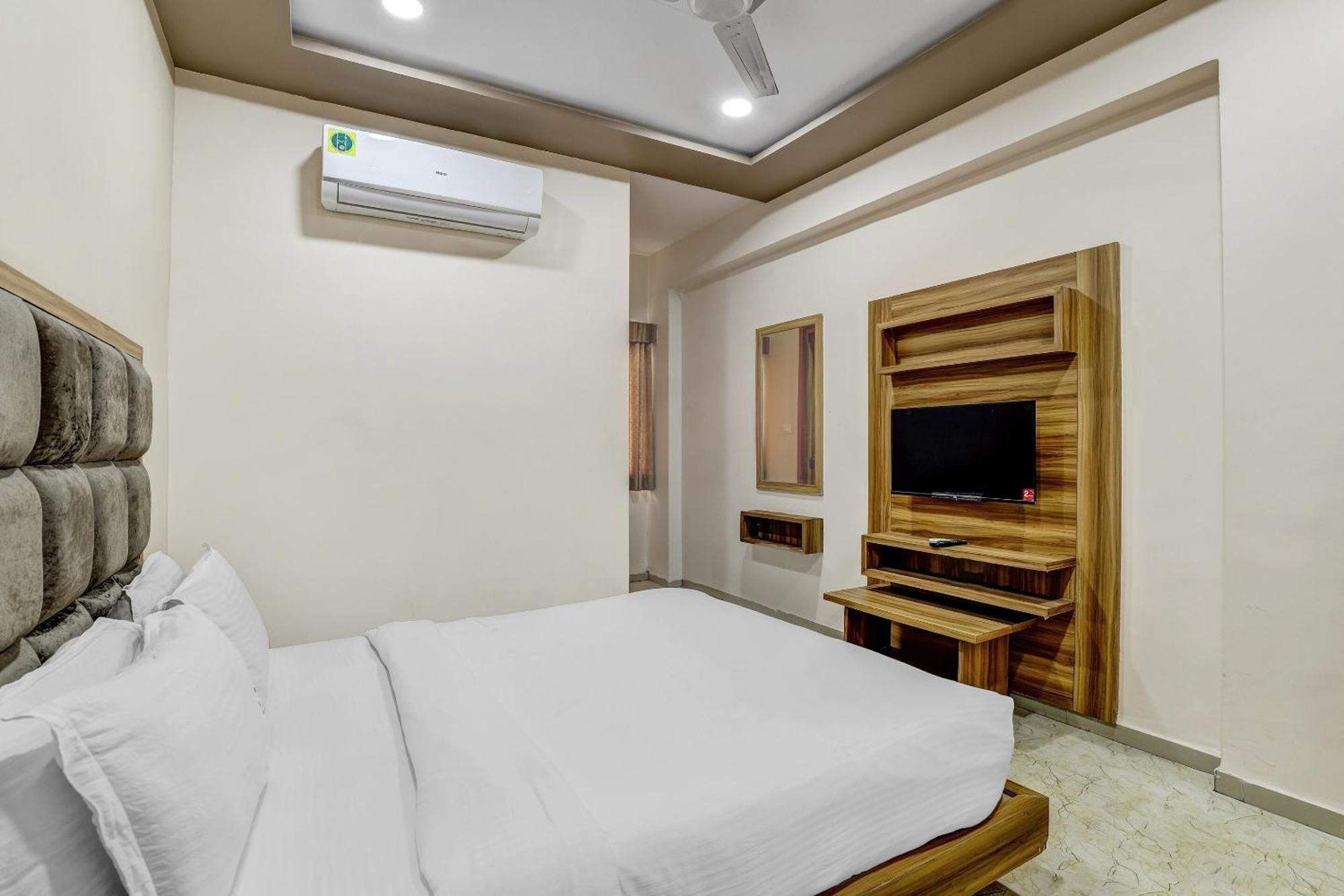 Capital O Maple View Hotel Naroda Bagian luar foto