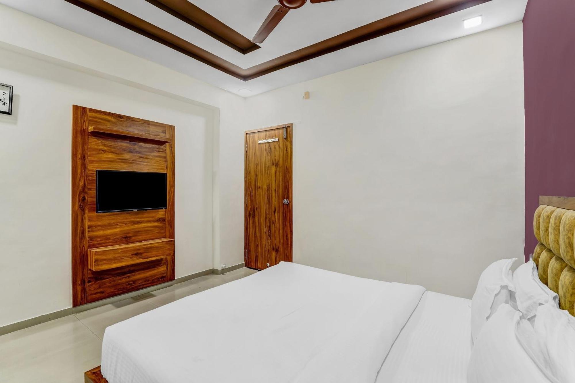 Capital O Maple View Hotel Naroda Bagian luar foto
