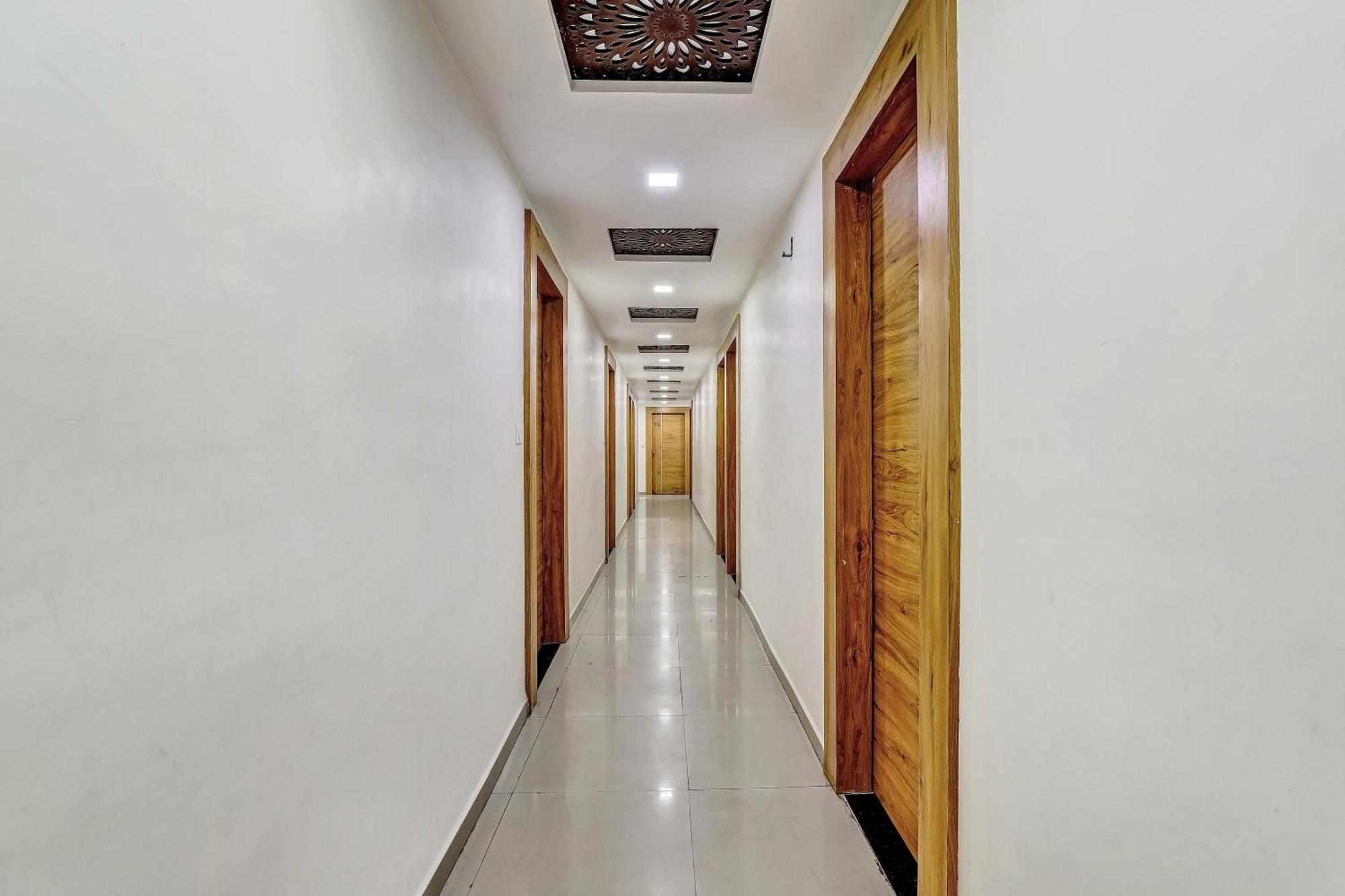 Capital O Maple View Hotel Naroda Bagian luar foto