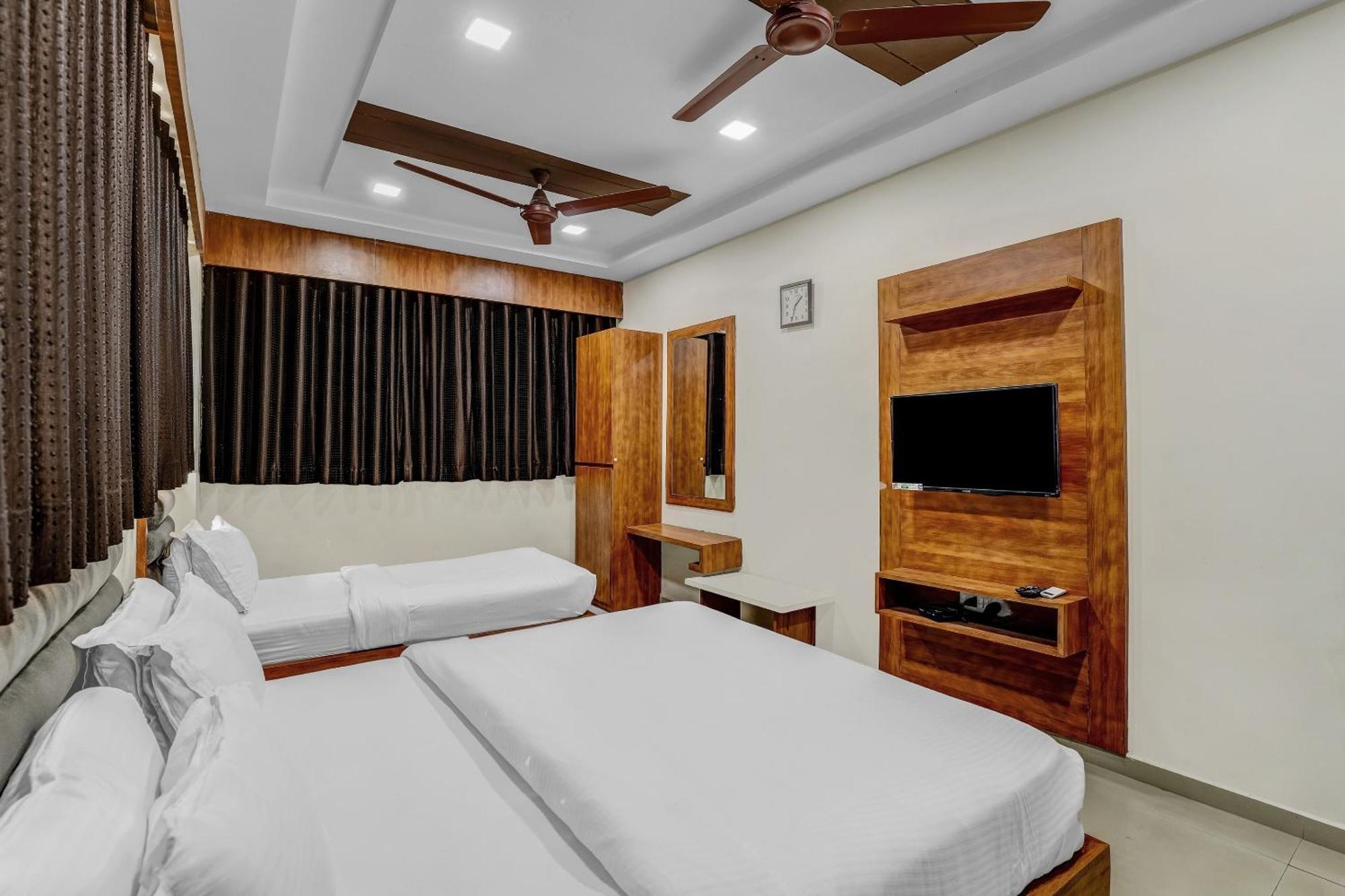 Capital O Maple View Hotel Naroda Bagian luar foto