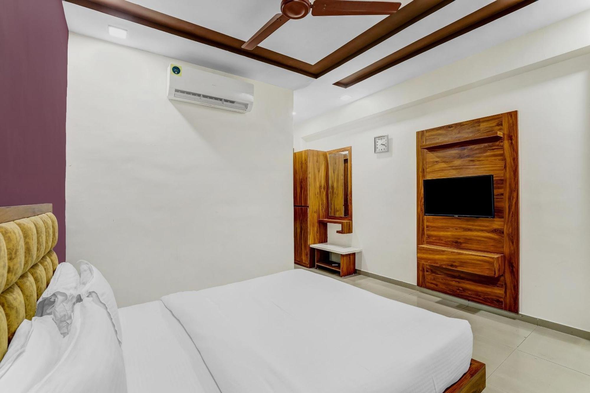 Capital O Maple View Hotel Naroda Bagian luar foto