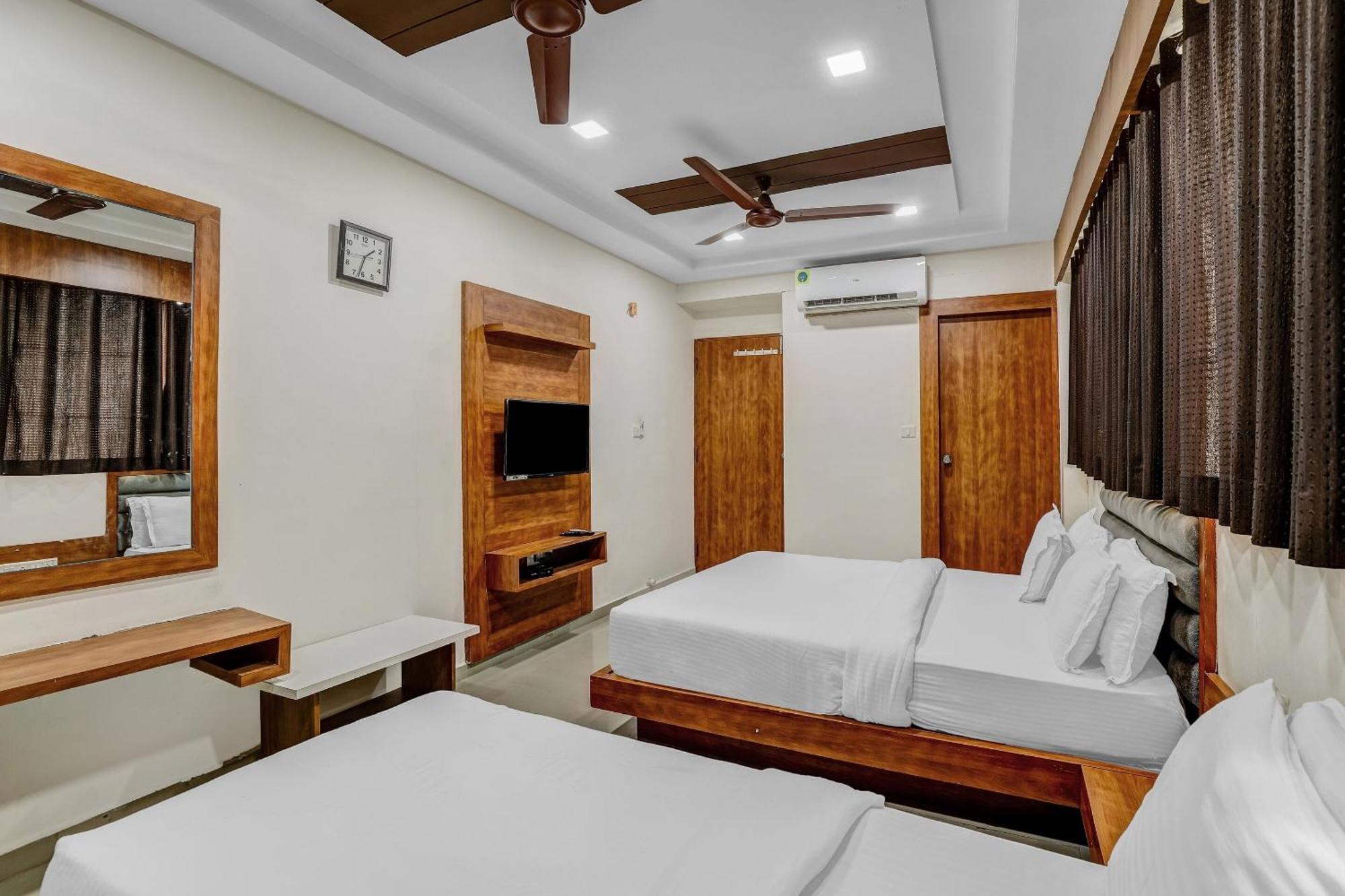 Capital O Maple View Hotel Naroda Bagian luar foto